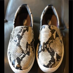 Like new, size 8, comfortable sneaker by Dr. Scholl’s.